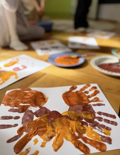 Abdrücke von Kinderhänden auf dem Holztisch