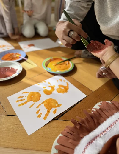 Erste Schicht der Händefarben ist schon auf dem Papier