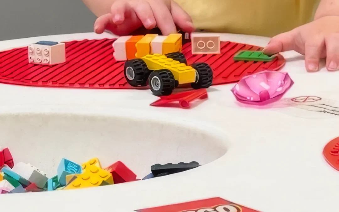 Kind spielt mit Lego