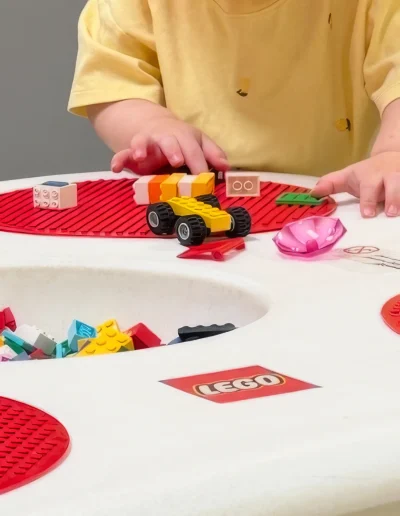 Kind spielt mit Lego