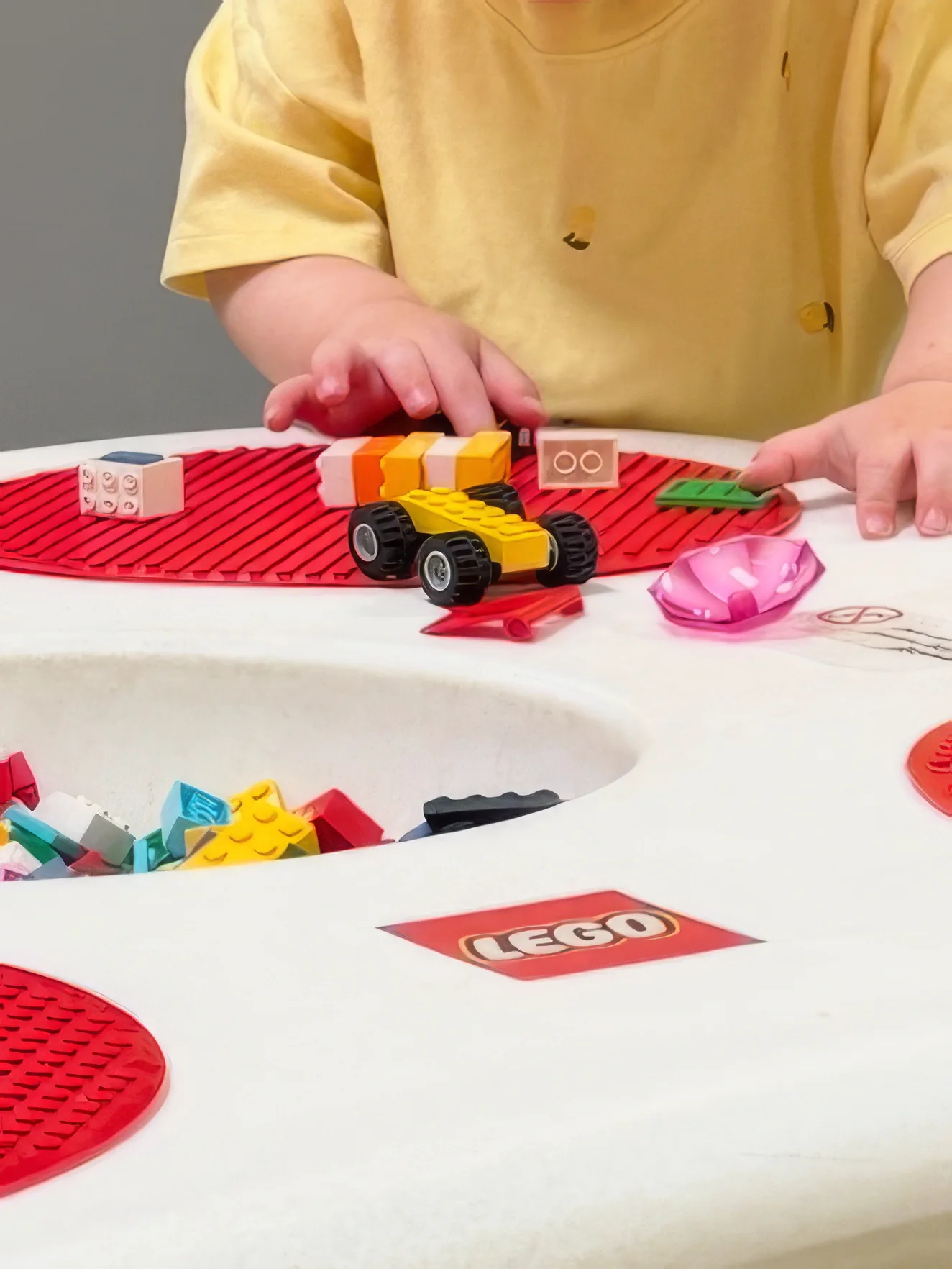 Kind spielt mit Lego Kind spielt mit Lego