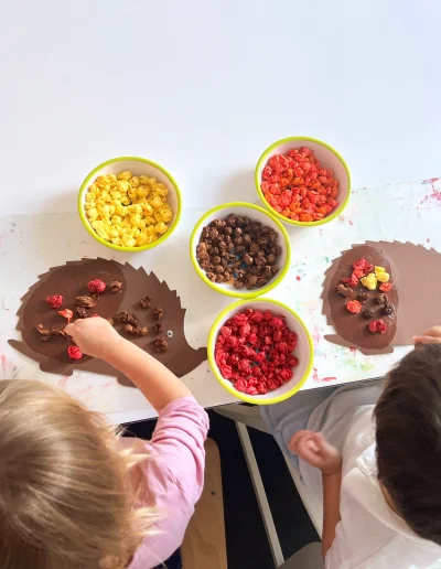 Kinder basteln einen Igel