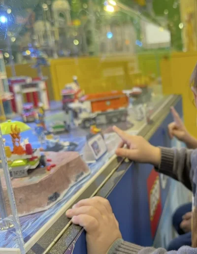 Kinder bestaunen Lego Spielanlage