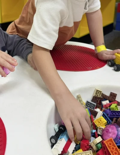 Kinder spielen mit Lego