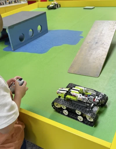 Kinder spielen mit Lego Technik Autos