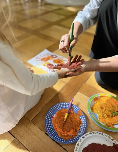 Kinderhände werden angemalt